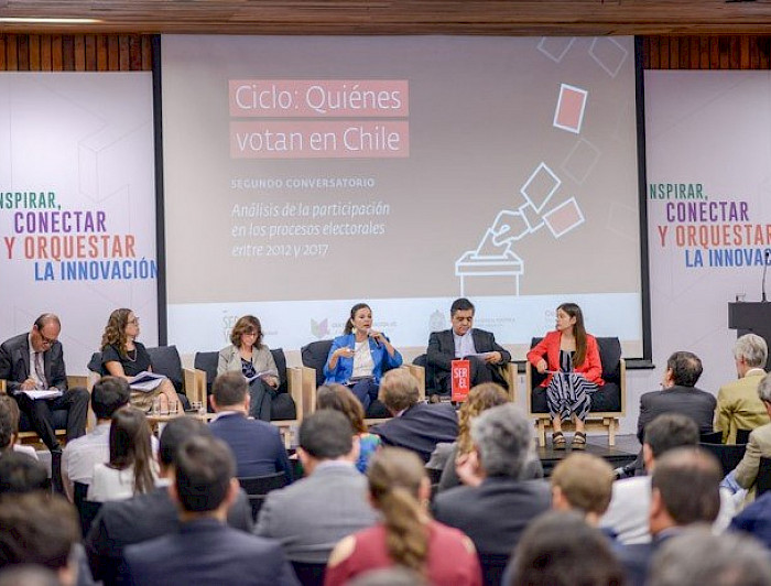 Asistentes y expositores del segundo conversatorio “Quiénes votan en Chile entre 2012 y 2017?”.