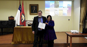 El académico Fabián Jaksic y la presidenta de la Academia Chilena de Ciencias, Cecilia Hidalgo.