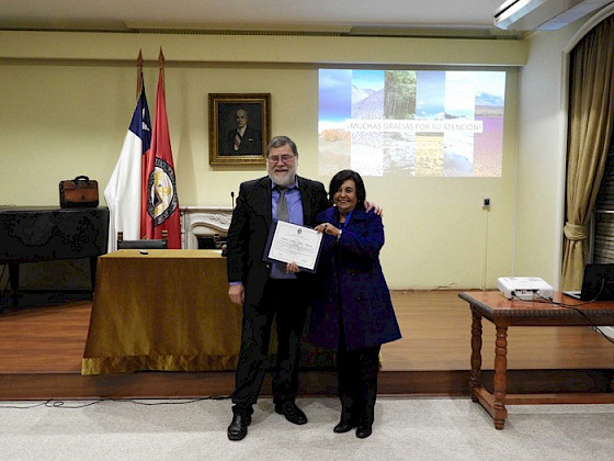 El académico Fabián Jaksic y la presidenta de la Academia Chilena de Ciencias, Cecilia Hidalgo.