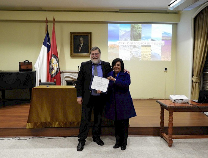 El académico Fabián Jaksic y la presidenta de la Academia Chilena de Ciencias, Cecilia Hidalgo. 