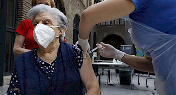 Foto de una mujer mayor siendo vacunada en el Campus Oriente