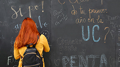 Estudiante escribe qué espera de su primer año en la UC en la Bienvenida Novata de 2020.