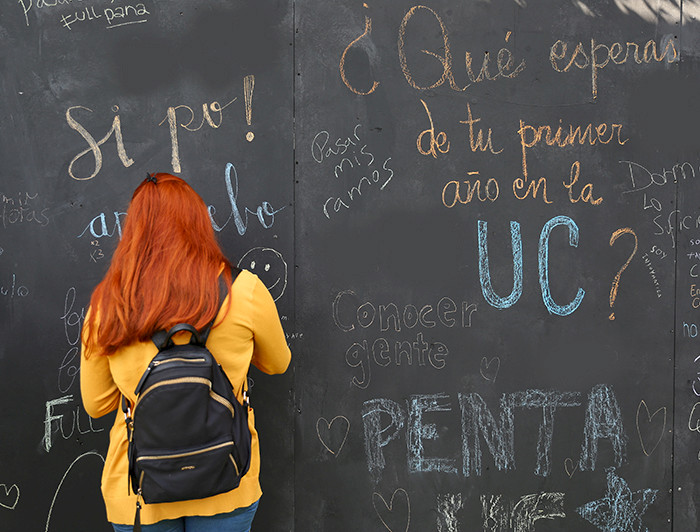Estudiante escribe qué espera de su primer año en la UC en la Bienvenida Novata de 2020.