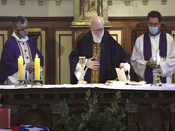 Foto de Celestino Aós celebrando una misa con Fernando Valdivieso y Tomás Schertz