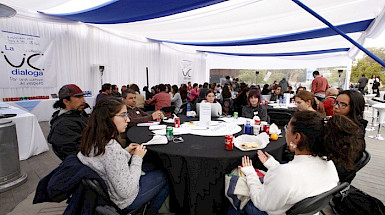 Una de las mesas de La UC Dialoga, en el campus Lo Contador.