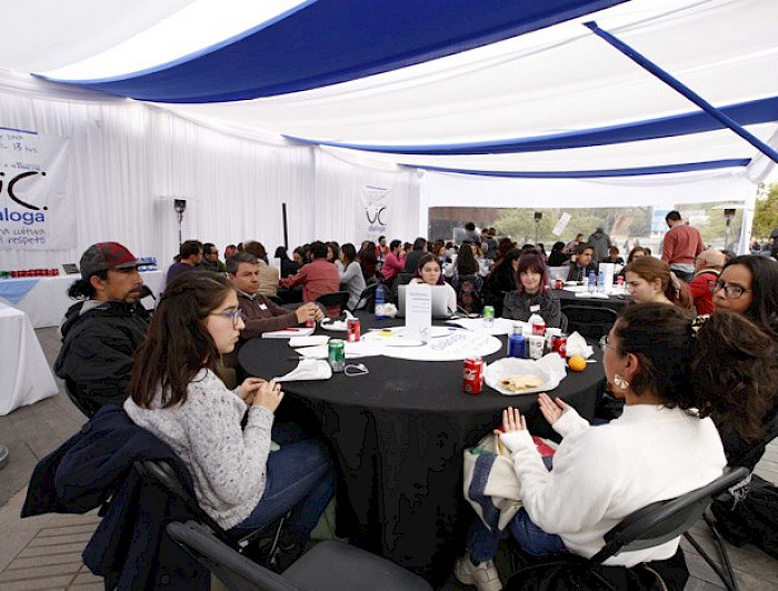 Una de las mesas de La UC Dialoga, en el campus Lo Contador.