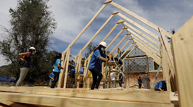 Foto de estudiantes construyendo una capilla