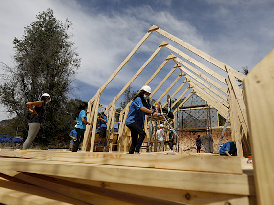 Foto de estudiantes construyendo una capilla