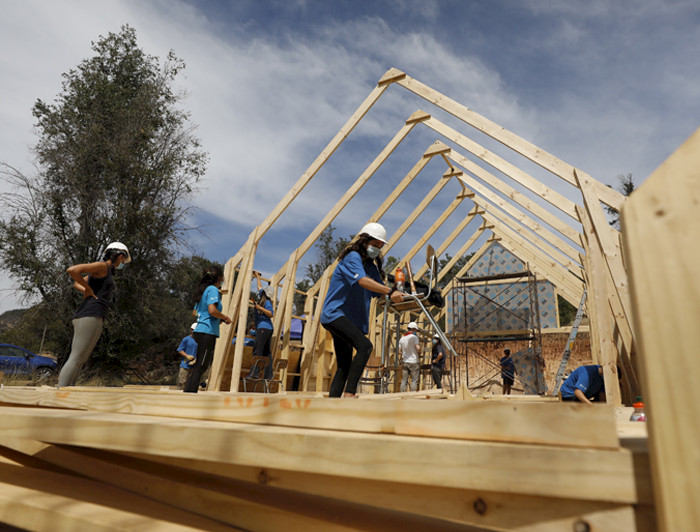 Foto de estudiantes construyendo una capilla