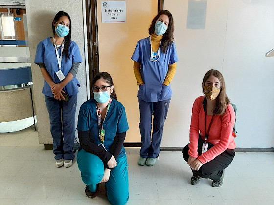 Cuatro mujeres, trabajadoras sociales, usando mascarillas durante la pandemia de coronavirus y su labor de acompañamiento en tratamientos clínicos.