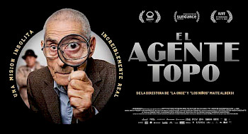 Afiche oficial película El Agente Topo. Primer plano de hombre con una lupa