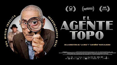 Afiche oficial película El Agente Topo. Primer plano de hombre con una lupa