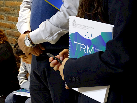 manos de escolares con cuadernos en la mano