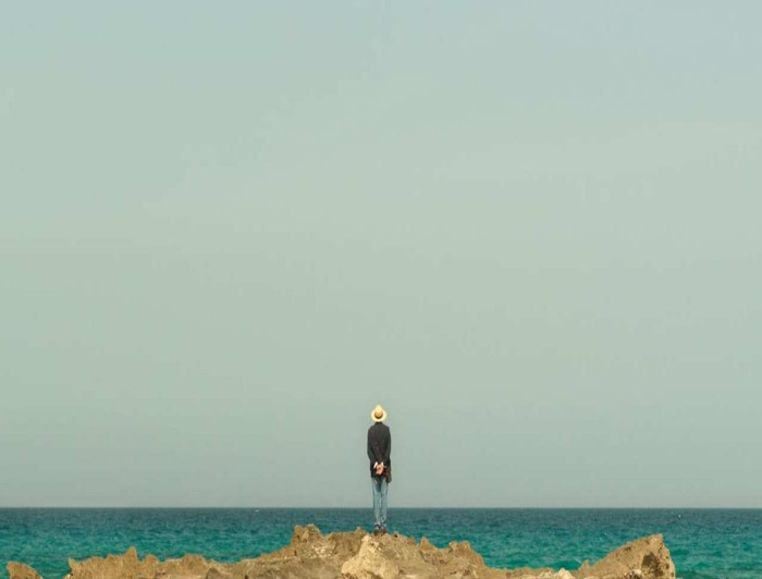 Una mujer, de espalda, observa el mar inmenso. Portada de la película "De repente, el paraíso" seleccionada en el Festival de Cannes 2019.