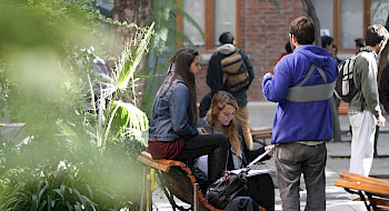 Estudiantes en patio de la Pontificia Universidad Católica de Chile.