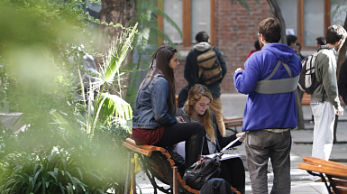 Estudiantes en patio de la Pontificia Universidad Católica de Chile.