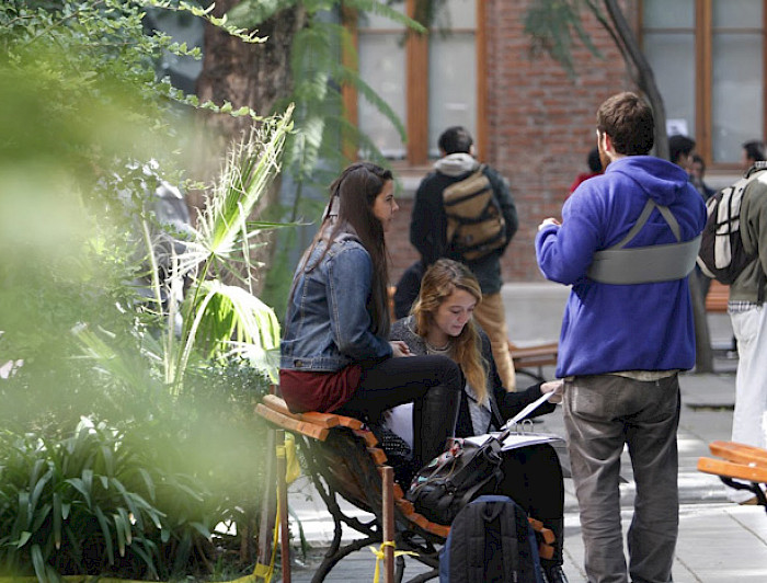 Estudiantes en patio de la Pontificia Universidad Católica de Chile.