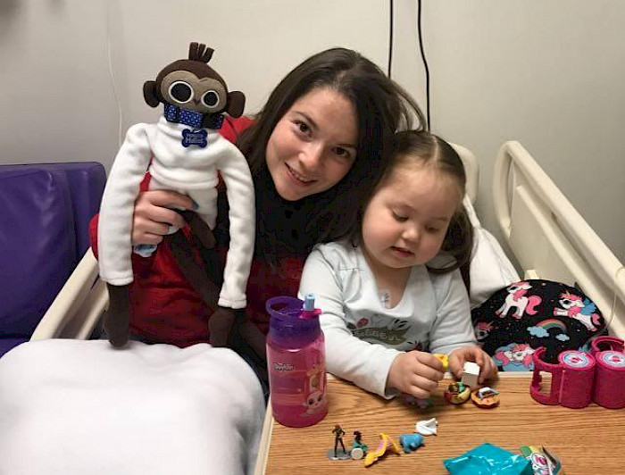 “A la quimio con mi simio”, un kit que viene en una mochila y contiene un libro, un cuaderno de actividades y un peluche hipoalergénico.