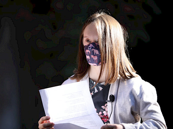 mujer con mascarilla