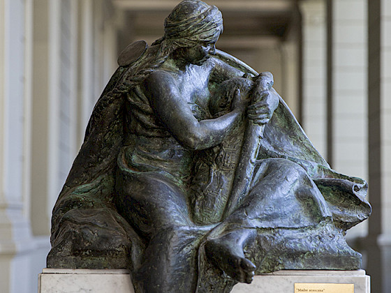 Escultura en bronce "Madre mapuche", de Virgilio Arias Cruz, que se encuentra a la entradas de rectoría, en casa central.- Foto Karina Fuenzalida