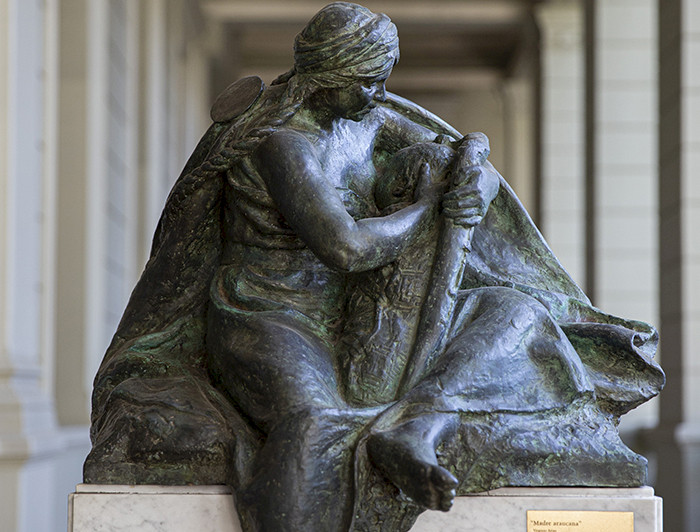 Escultura en bronce "Madre mapuche", de Virgilio Arias Cruz, que se encuentra a la entradas de rectoría, en casa central.- Foto Karina Fuenzalida