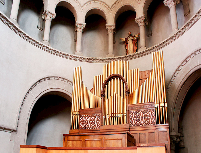 Imagen del órgano del templo mayor del campus Oriente.