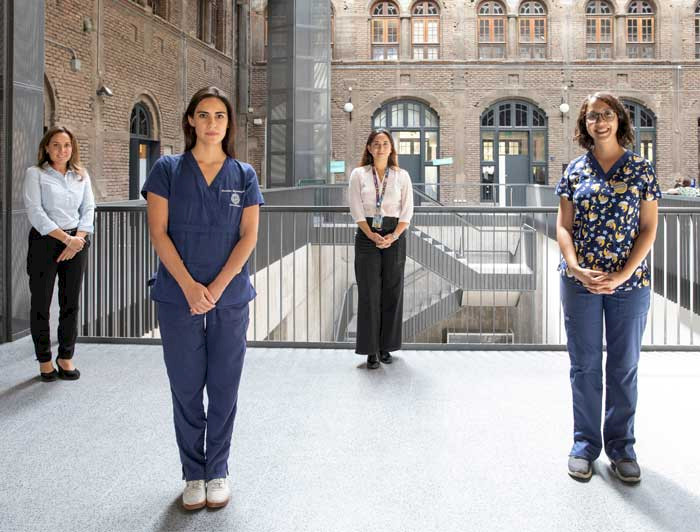 Imagen de cuatro enfermeras en campus Oriente, profesionales encargadas del tamizaje para el acceso a los campus de la UC.