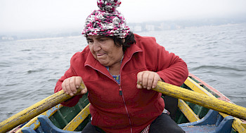 Sra. Alejandra Garrido remando en la cala de jaiba en caleta Coliumo. Foto Capes.