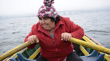 Sra. Alejandra Garrido remando en la cala de jaiba en caleta Coliumo. Foto Capes.