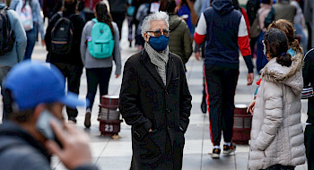Adulto mayor, caminando por Paseo Ahumada, rodeado de gente más joven.