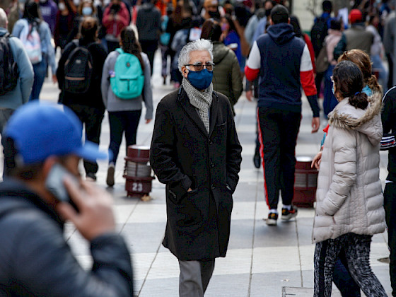 Adulto mayor, caminando por Paseo Ahumada, rodeado de gente más joven.