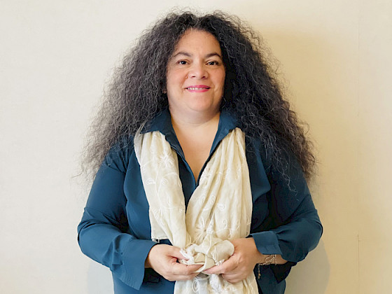 Foto de Patricia Flores con un fondo blanco