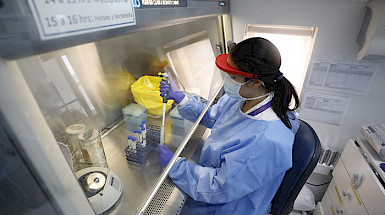 Mujer trabajando en un laboratorio