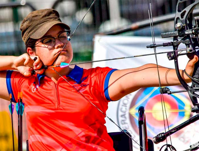 Estudiante Mariana Zúñiga, en plena competencia paralímpica del tiro con arco en Monterrey. 