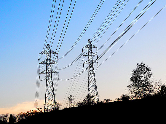 Dos torres de alta tensión al atardecer.