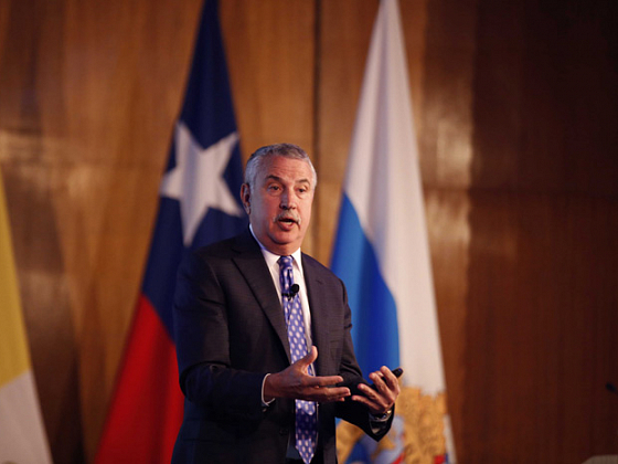 El escritor estadounidense Thomas Friedmann en su paso por la UC.