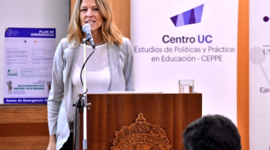 mujer hablando frente a un microfono