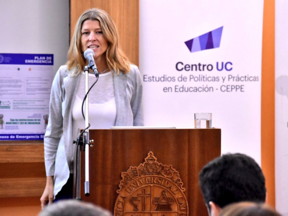 mujer hablando frente a un microfono