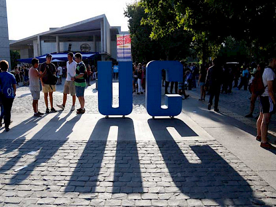 Imagen de un grupo de alumnos en campus San Joaquín, frente al templo.