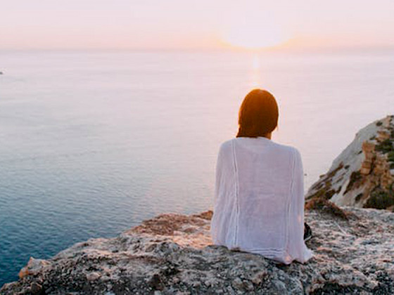 Mujer mirando hacia el horizonte. Foto Pexels