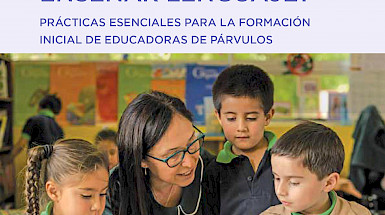 mujer con anteojos y delantal de profesora, junto a dos niños y una niña