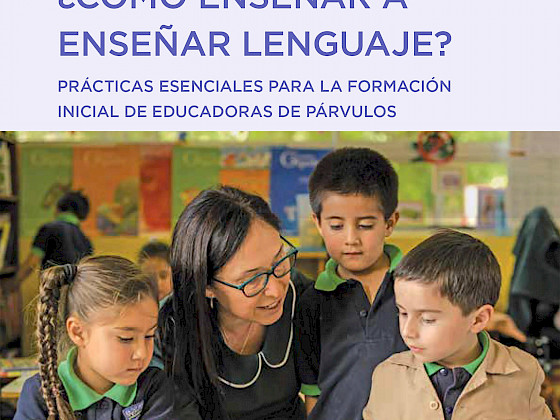 mujer con anteojos y delantal de profesora, junto a dos niños y una niña