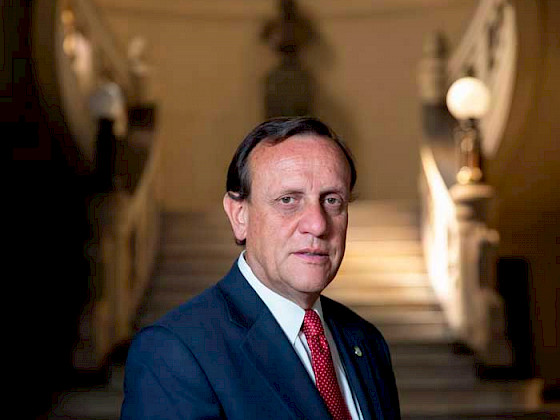 "Cuando se llega a un grupo de 155 personas –que han sido electas muy democráticamente– ahí el nuevo desafío es cómo vamos a conversar, porque si cada uno lleva su tema y lo pone sobre la mesa sin escuchar la opinión del otro, no podemos avanzar. Entonces el diálogo se hace absolutamente imprescindible", sostuvo Sánchez en conversación con EmolTV, donde manifestó que las universidades quieren ser actores que "faciliten ese diálogo". 