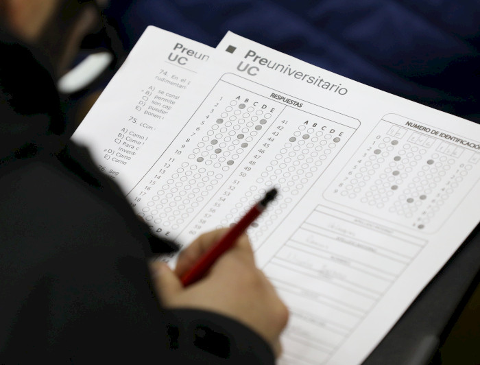 Joven contestando un ensayo de Preuniversitario UC