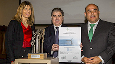 El Prorrector Guillermo Marshall, junto al director de la Fundación Recyclápolis, Fernando Nilo y la senadora Ximena Rincón.