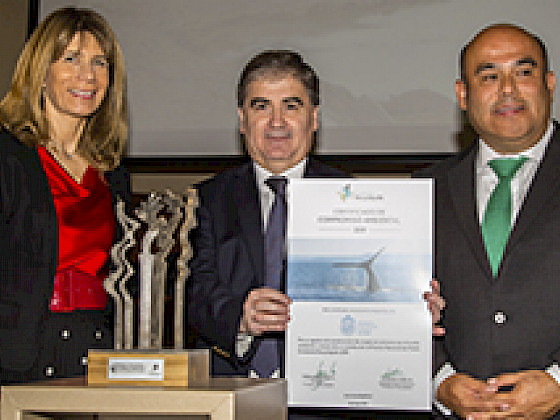 El Prorrector Guillermo Marshall, junto al director de la Fundación Recyclápolis, Fernando Nilo y la senadora Ximena Rincón.