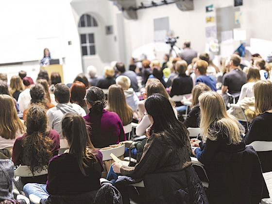 mujeres atendiendo una charla