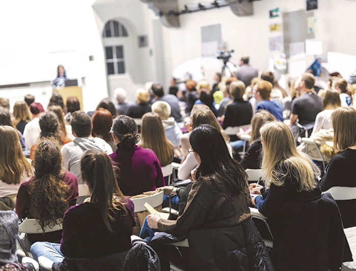mujeres atendiendo una charla