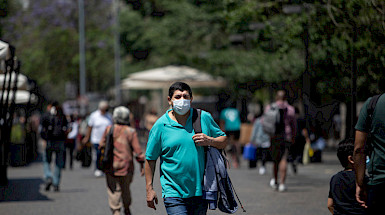 persona caminando en la calle