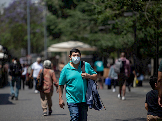 persona caminando en la calle